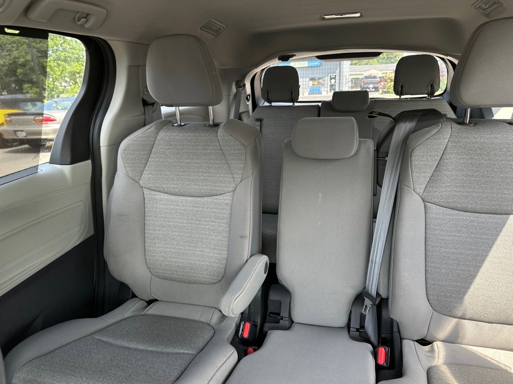 Used 2022 Toyota Sienna LE image 40