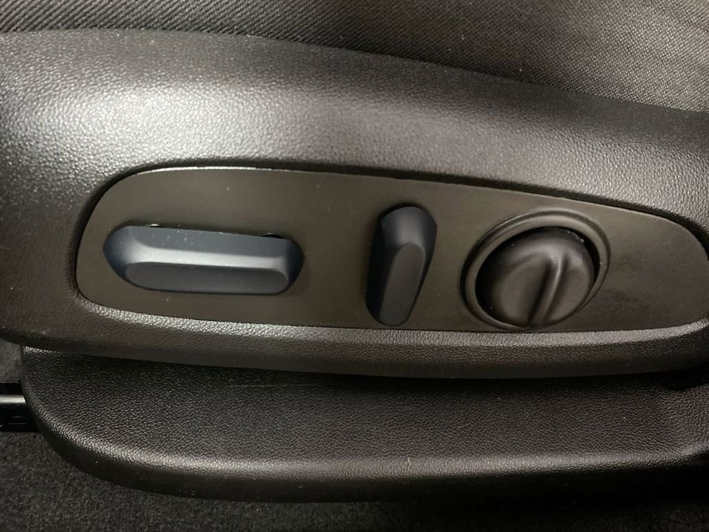 Used 2023 GMC Acadia SLE w/ Driver Convenience Package image 12