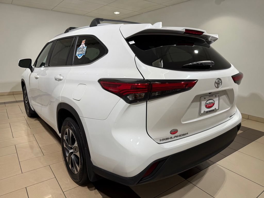 Used 2023 Toyota Highlander XLE AWD/4WD image 3