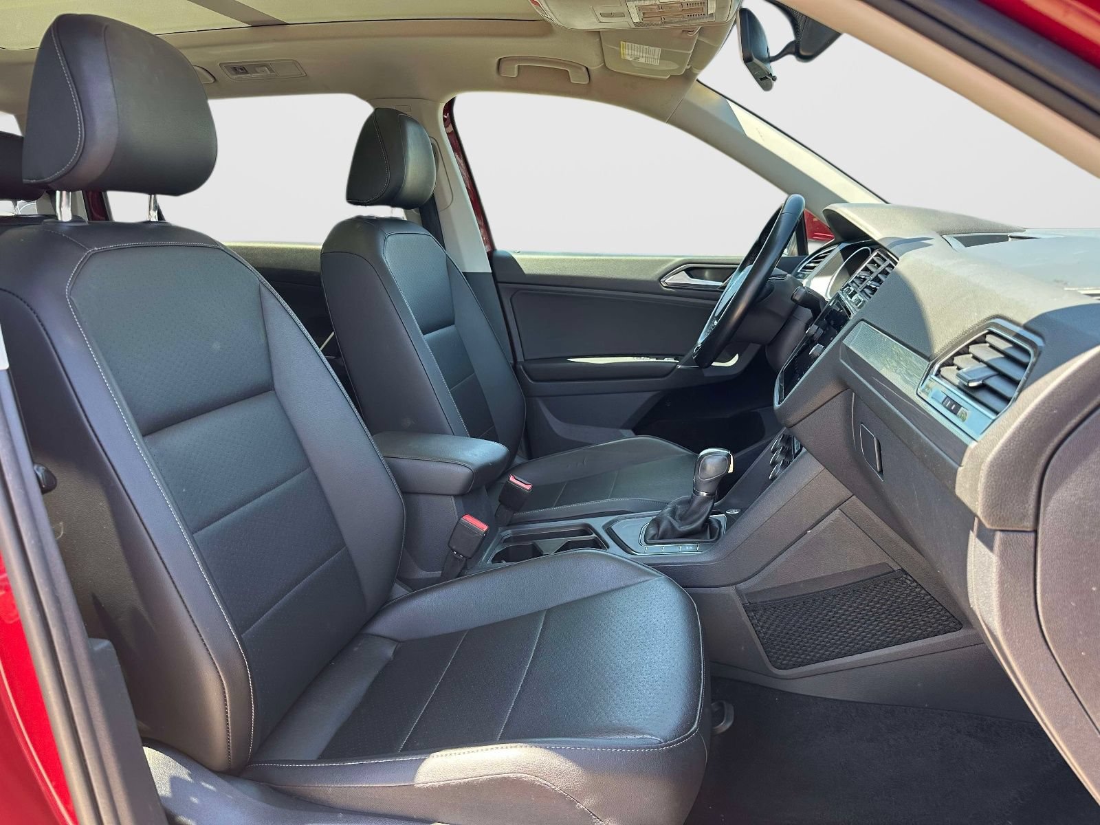 Used 2018 Volkswagen Tiguan SE w/ Panoramic Sunroof Package FWD image 10