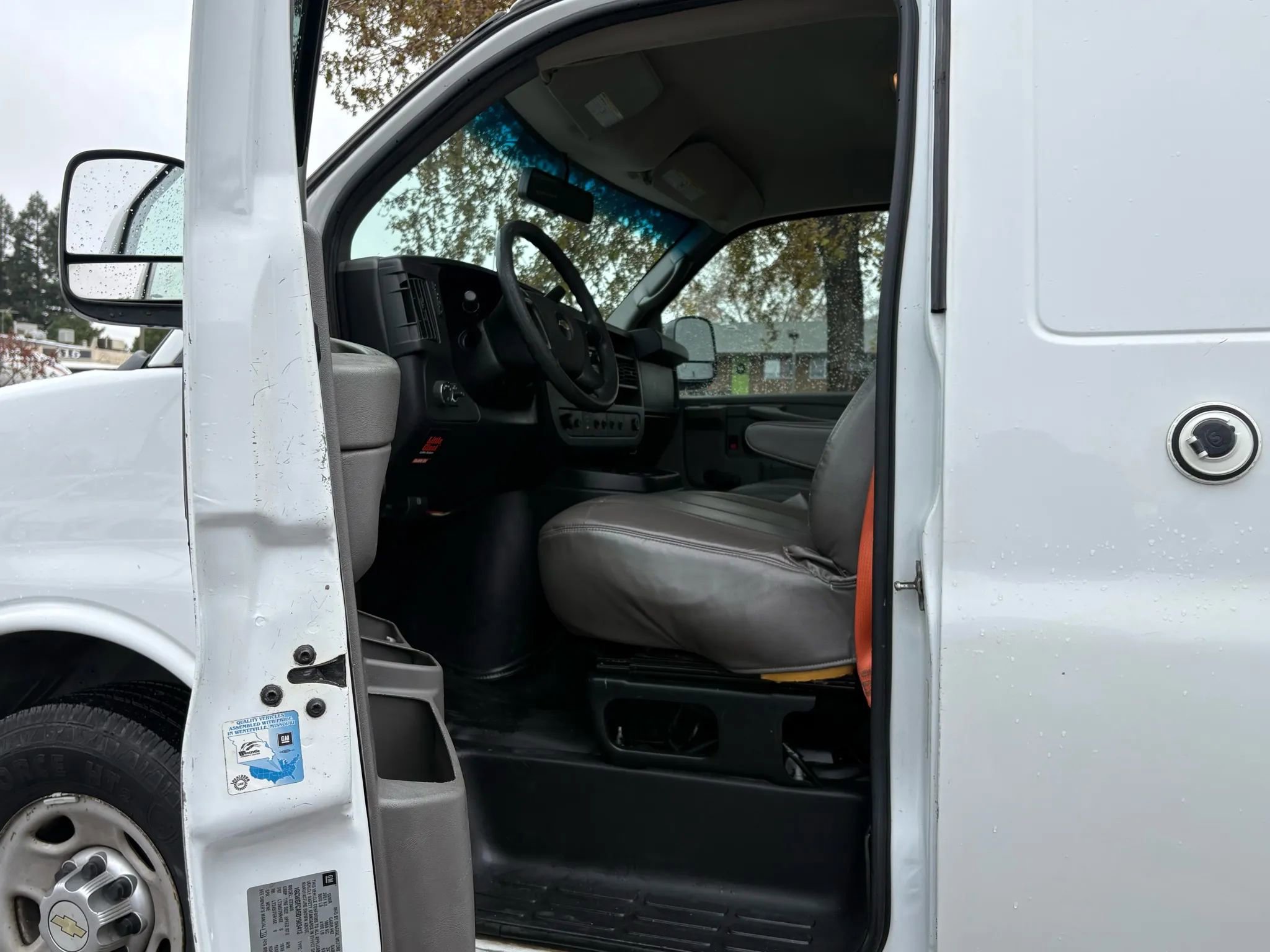 Used 2013 Chevrolet Express 2500 Van 3D image 10