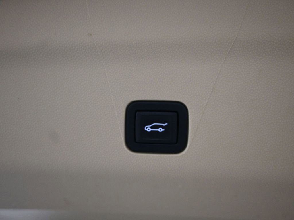 Used 2022 Cadillac Escalade ESV Premium Luxury image 17