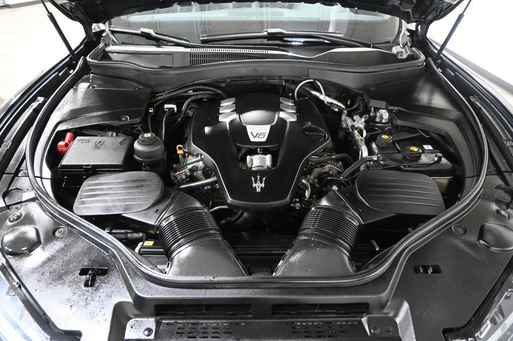 Used 2017 Maserati Levante image 32