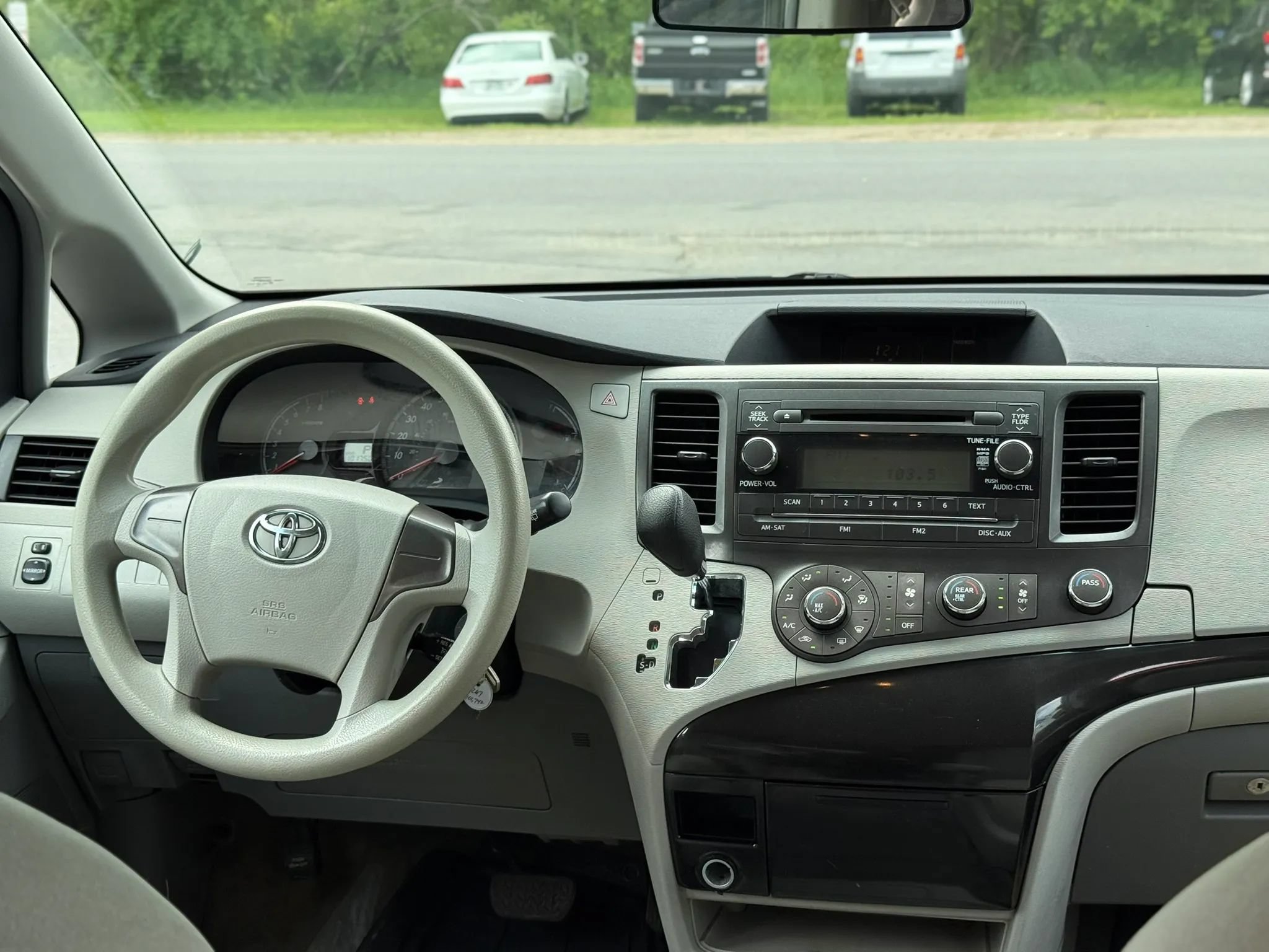 Used 2013 Toyota Sienna L FWD image 46