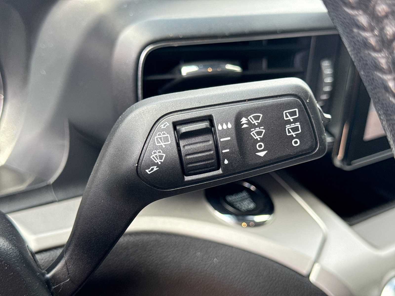 Used 2022 Ford Explorer XLT w/ Equipment Group 202A AWD/4WD image 26