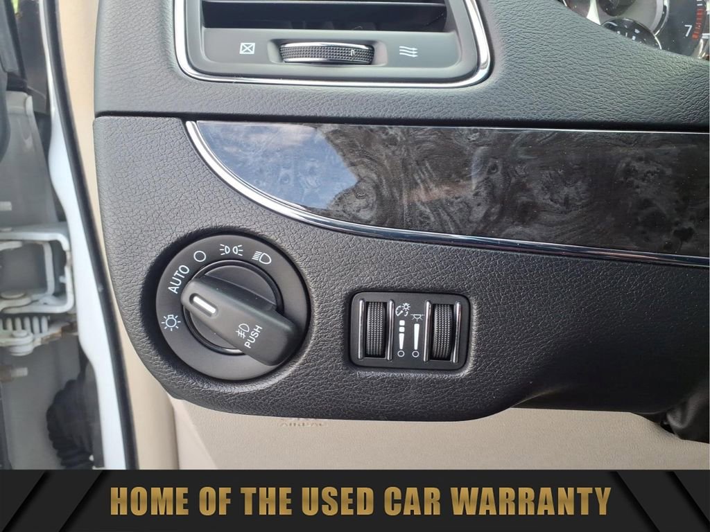 Used 2014 Chrysler Town & Country Touring FWD image 18