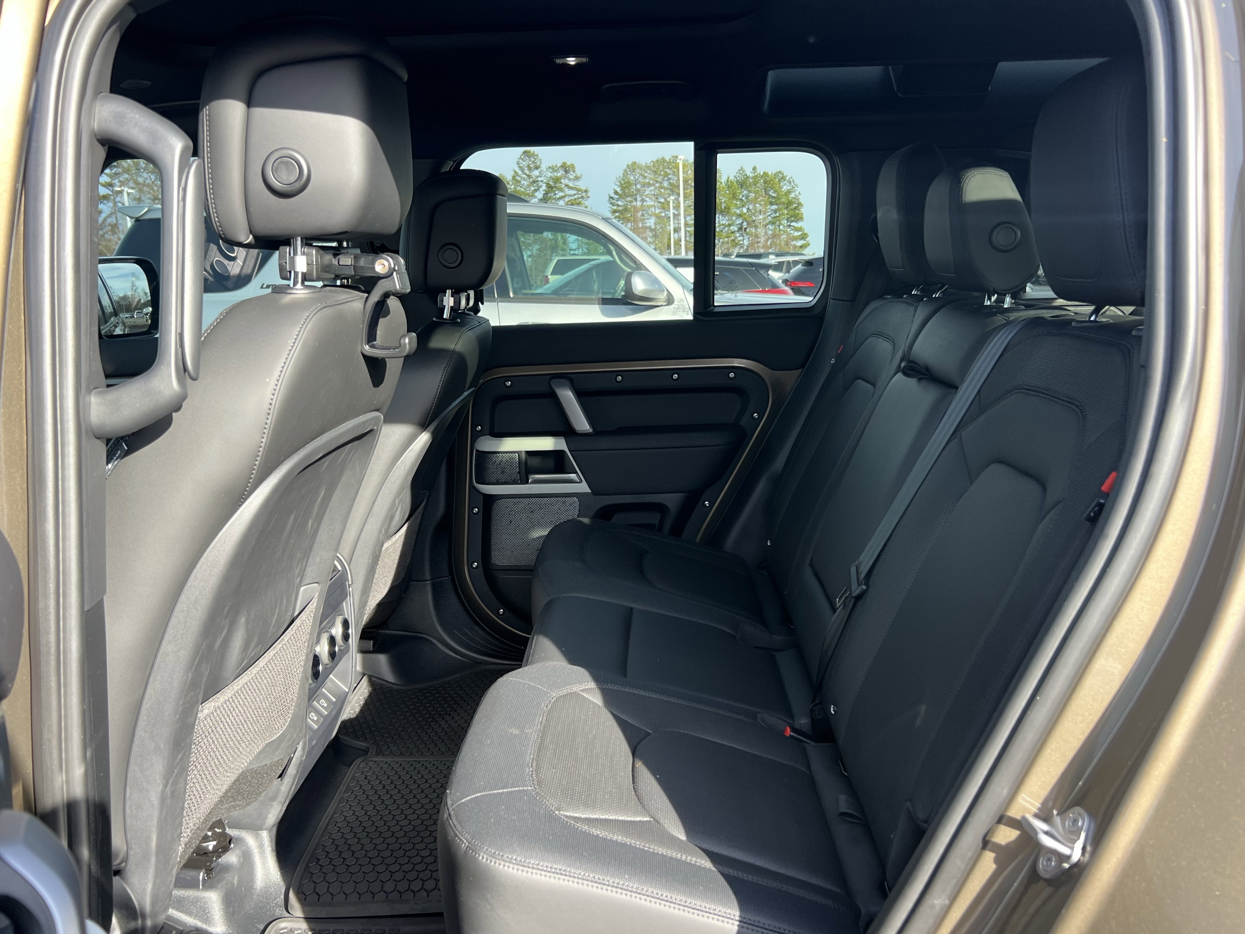 Certified 2024 Land Rover Defender 110 X-Dynamic SE image 29