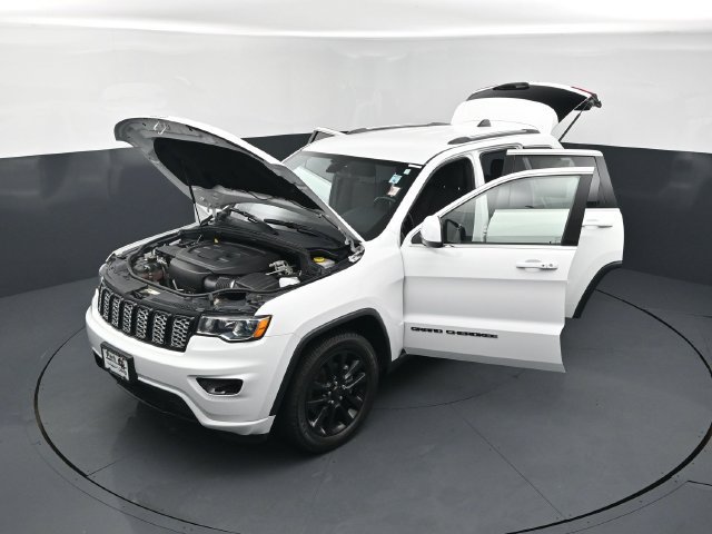 Used 2021 Jeep Grand Cherokee Laredo AWD/4WD image 26
