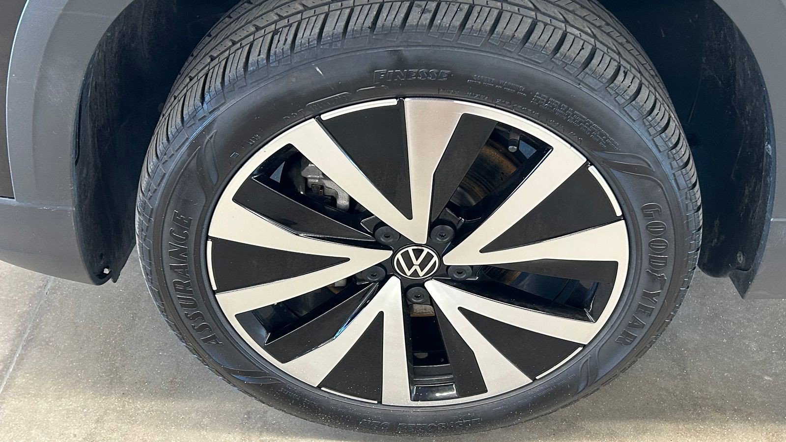 Used 2024 Volkswagen Taos SE image 9