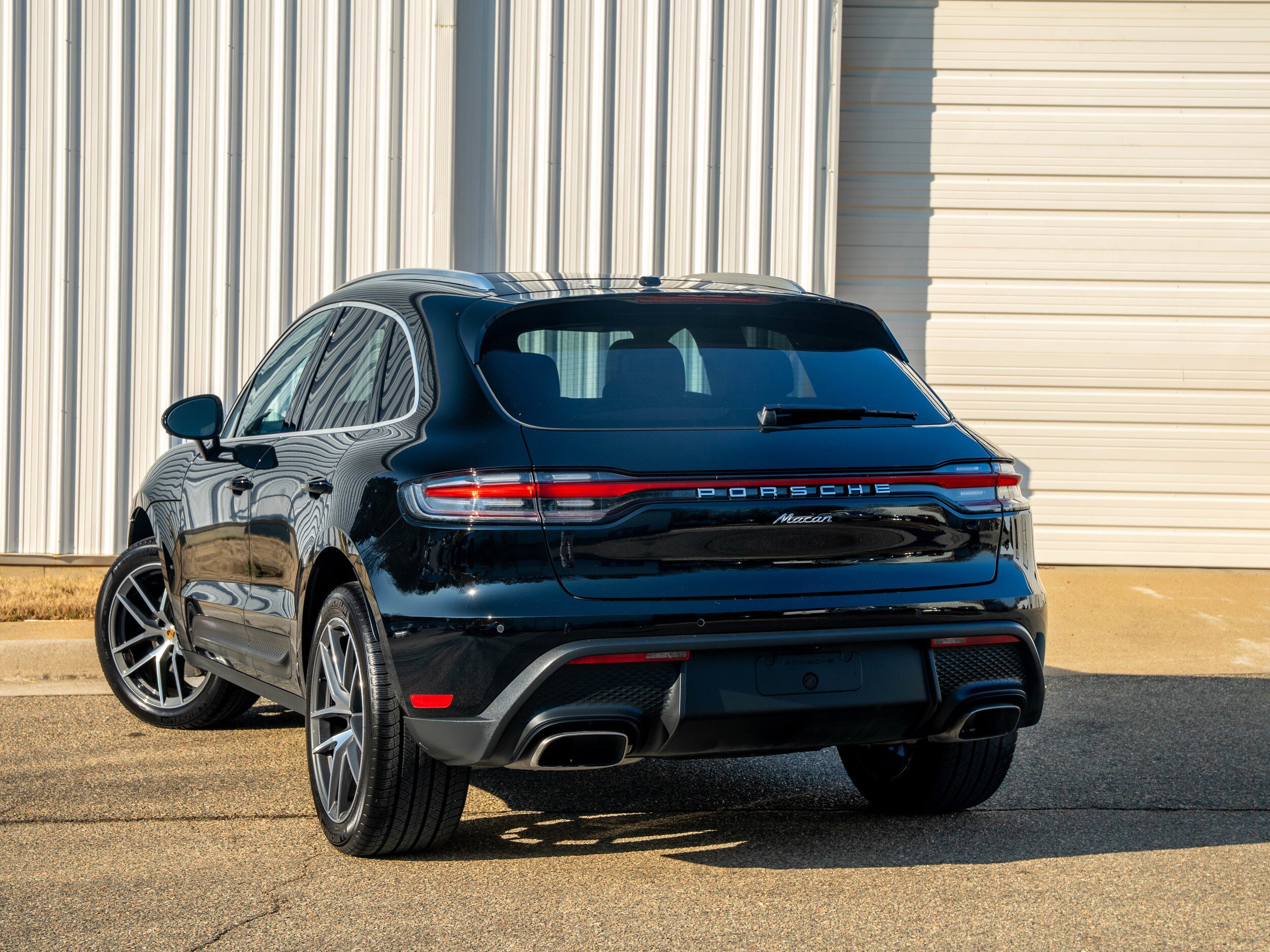 Certified 2025 Porsche Macan AWD/4WD image 3