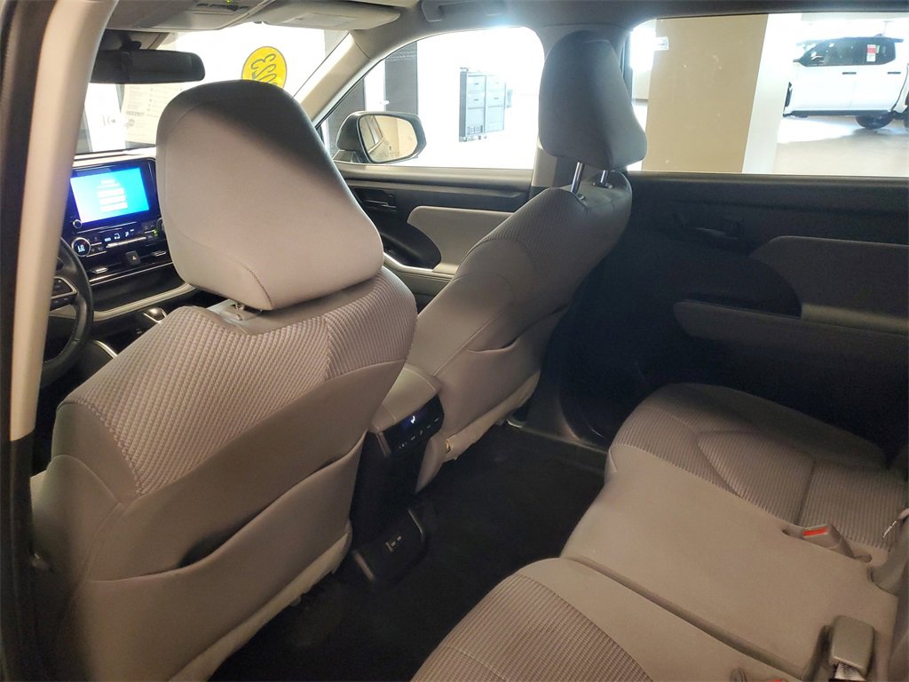 Used 2023 Toyota Highlander LE image 12