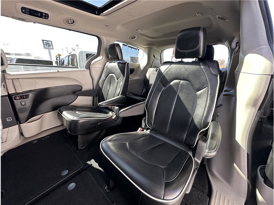 Used 2023 Chrysler Pacifica Limited image 16