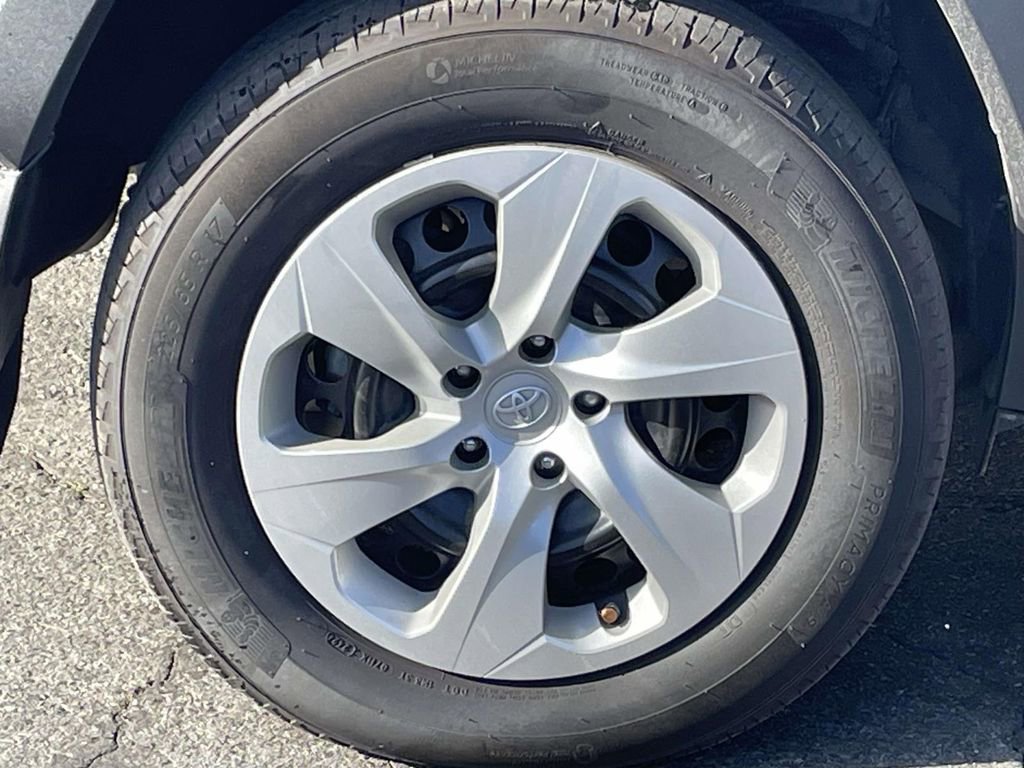 Used 2022 Toyota RAV4 LE image 11