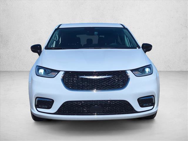 Used 2024 Chrysler Pacifica Touring-L image 2