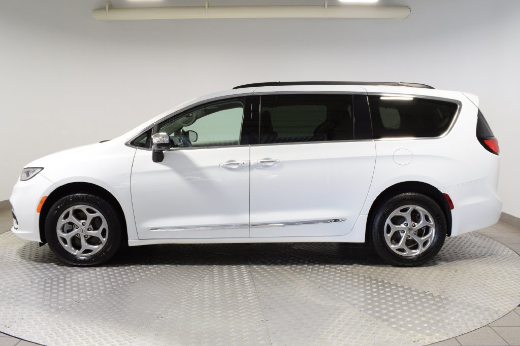Used 2023 Chrysler Pacifica Limited AWD/4WD image 10