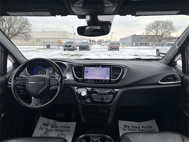 Used 2021 Chrysler Pacifica Touring-L w/ Uconnect Theater Family Group image 37