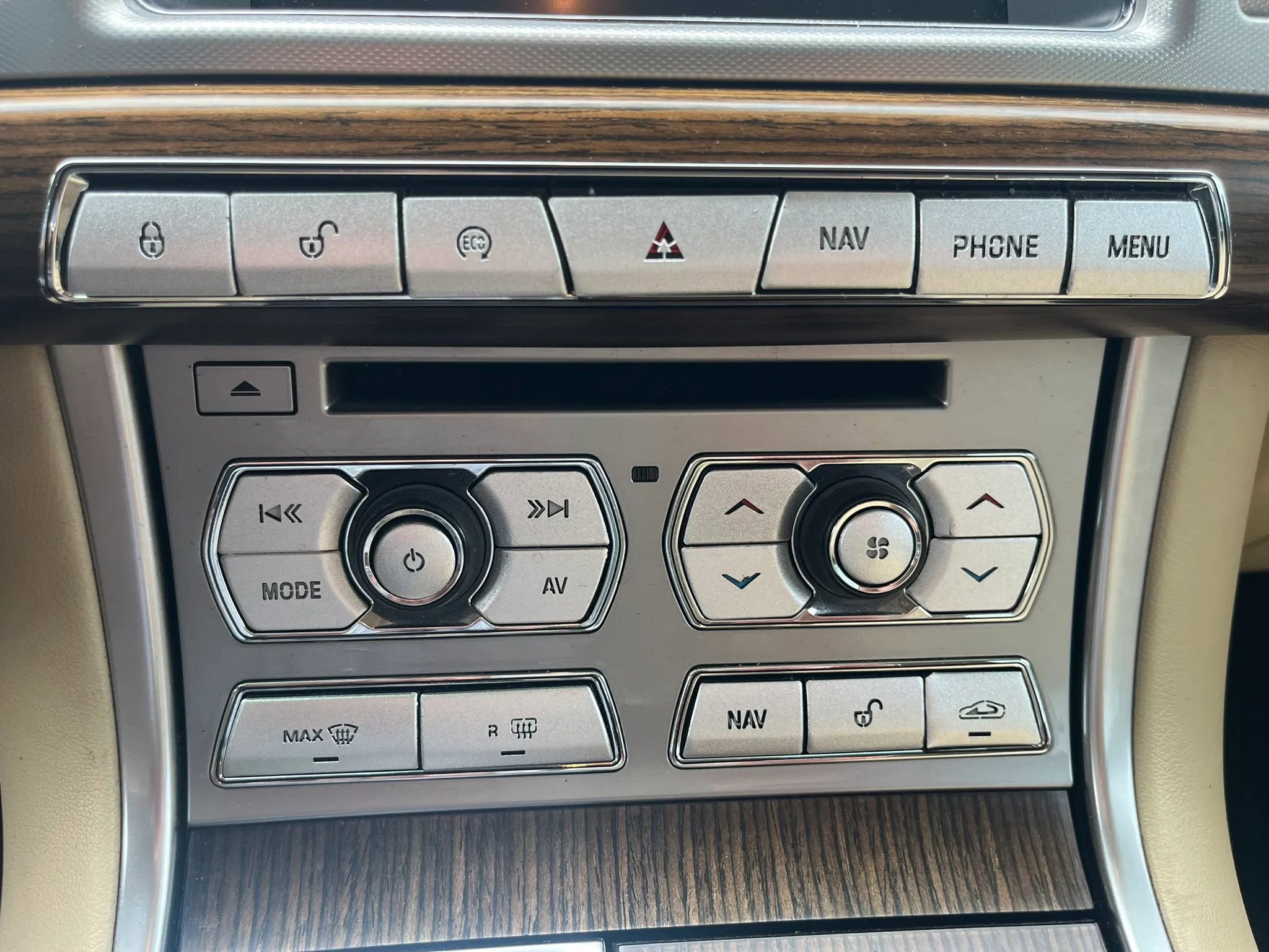 Used 2015 Jaguar XF Premium RWD image 27