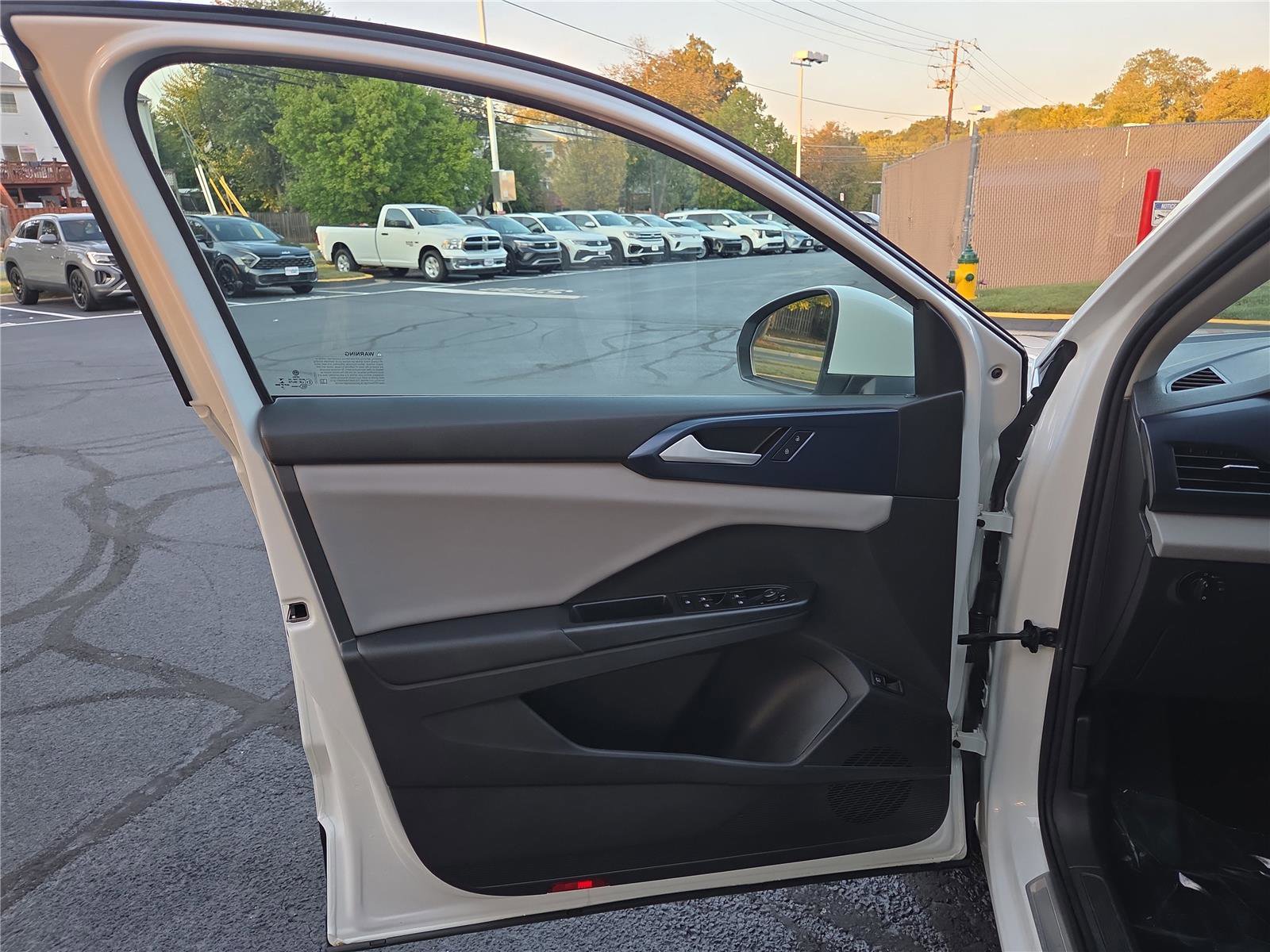 Used 2022 Volkswagen Taos SE image 11