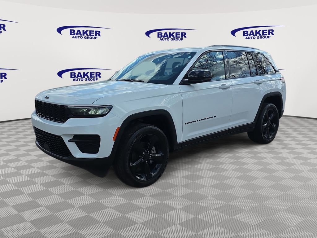 Used 2025 Jeep Grand Cherokee Altitude AWD/4WD image 7