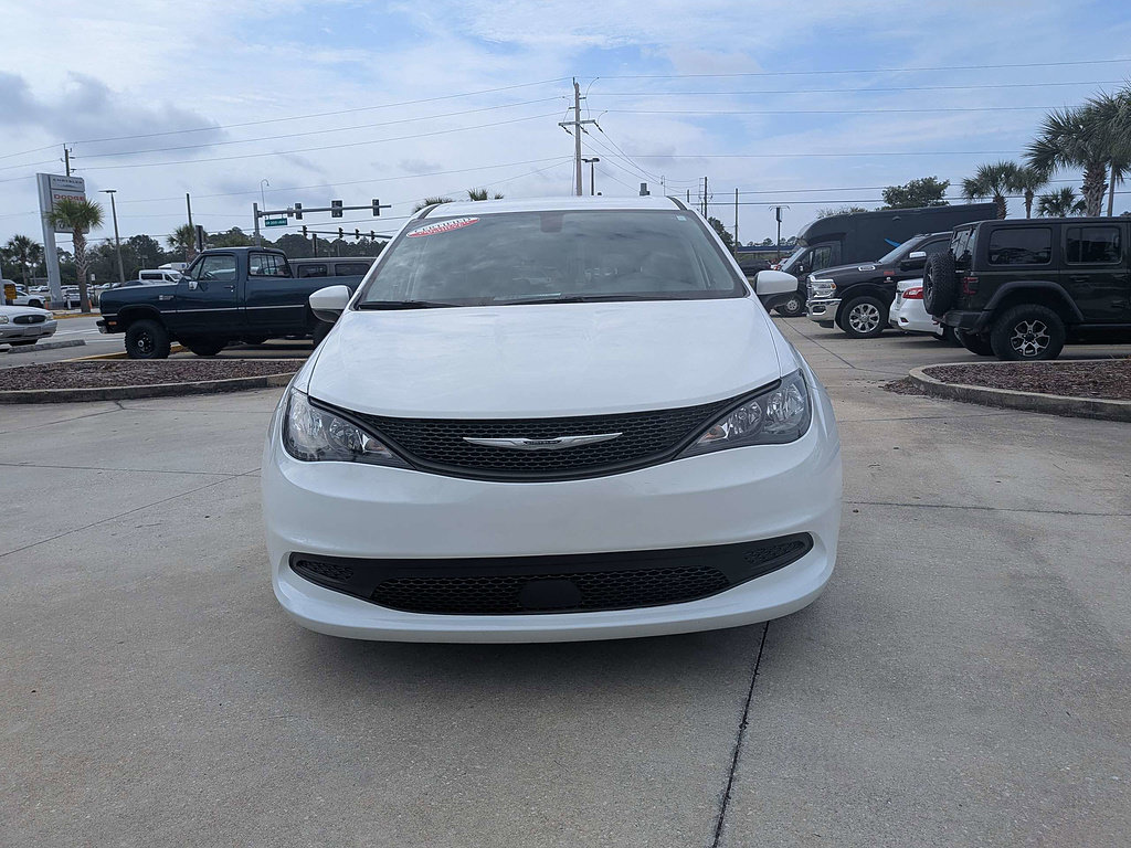 Certified 2022 Chrysler Voyager LX FWD image 8