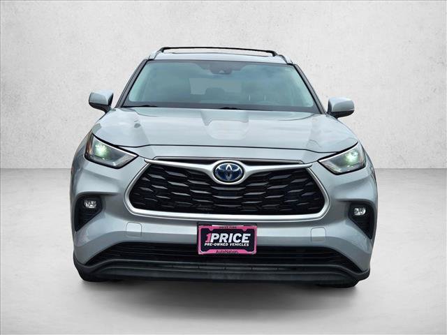 Used 2022 Toyota Highlander XLE AWD/4WD image 2