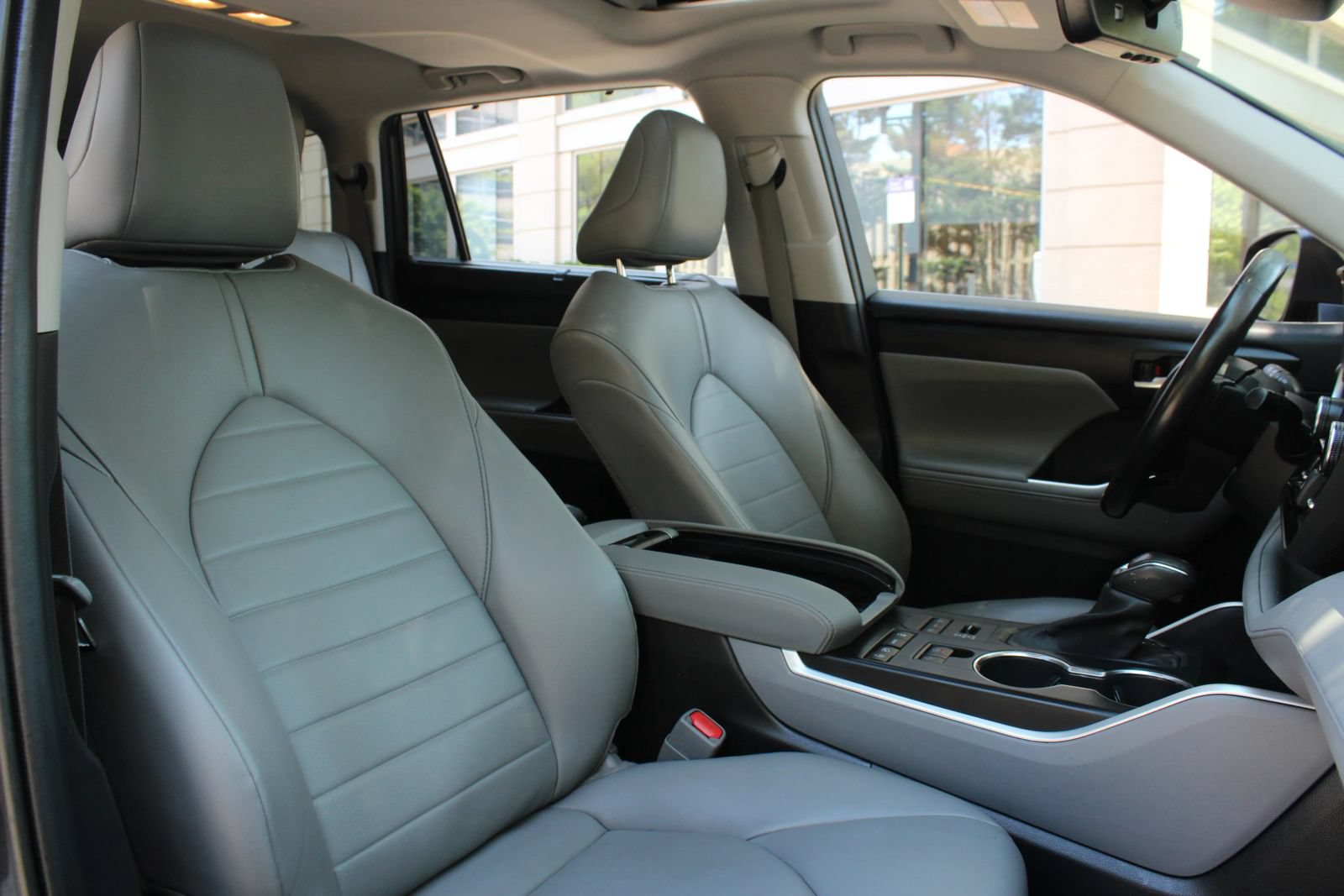 Used 2021 Toyota Highlander XLE AWD/4WD image 29