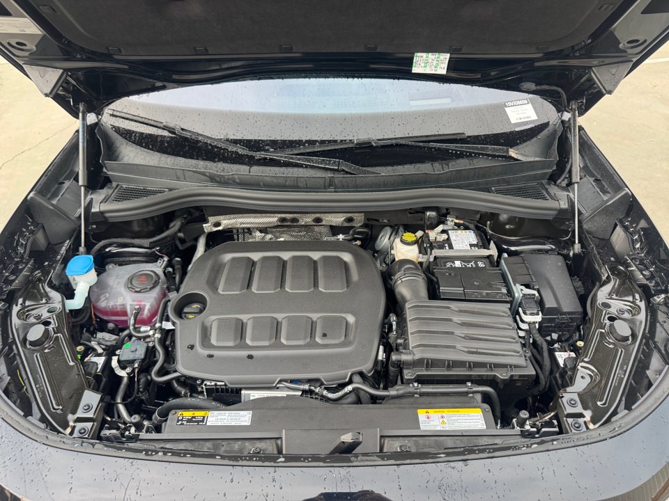 New 2026 Volkswagen Tiguan SEL R-Line AWD/4WD image 16