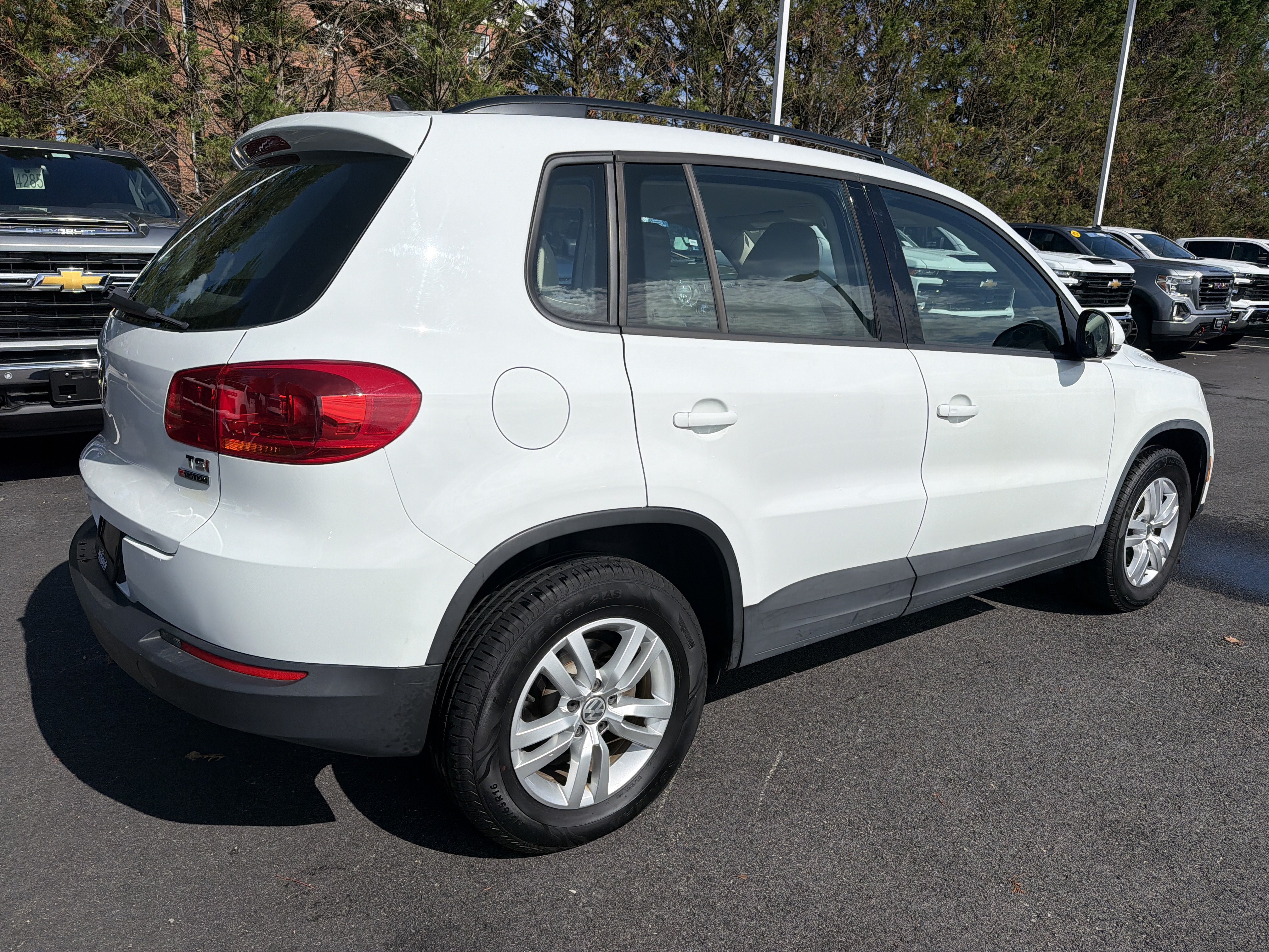 Used 2017 Volkswagen Tiguan S AWD/4WD image 10
