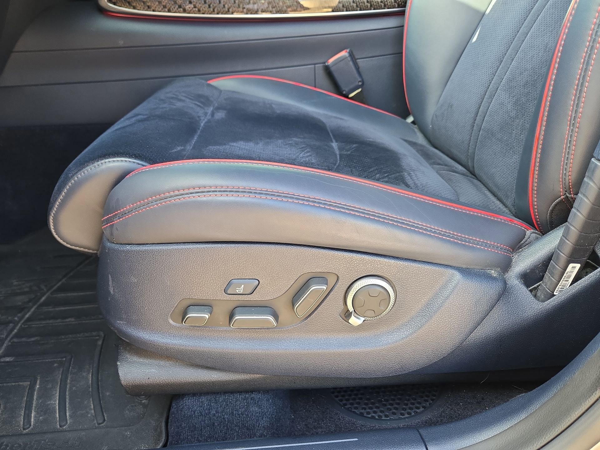 Used 2022 Genesis GV70 3.5T Sport w/ Sport Prestige Package AWD/4WD image 17