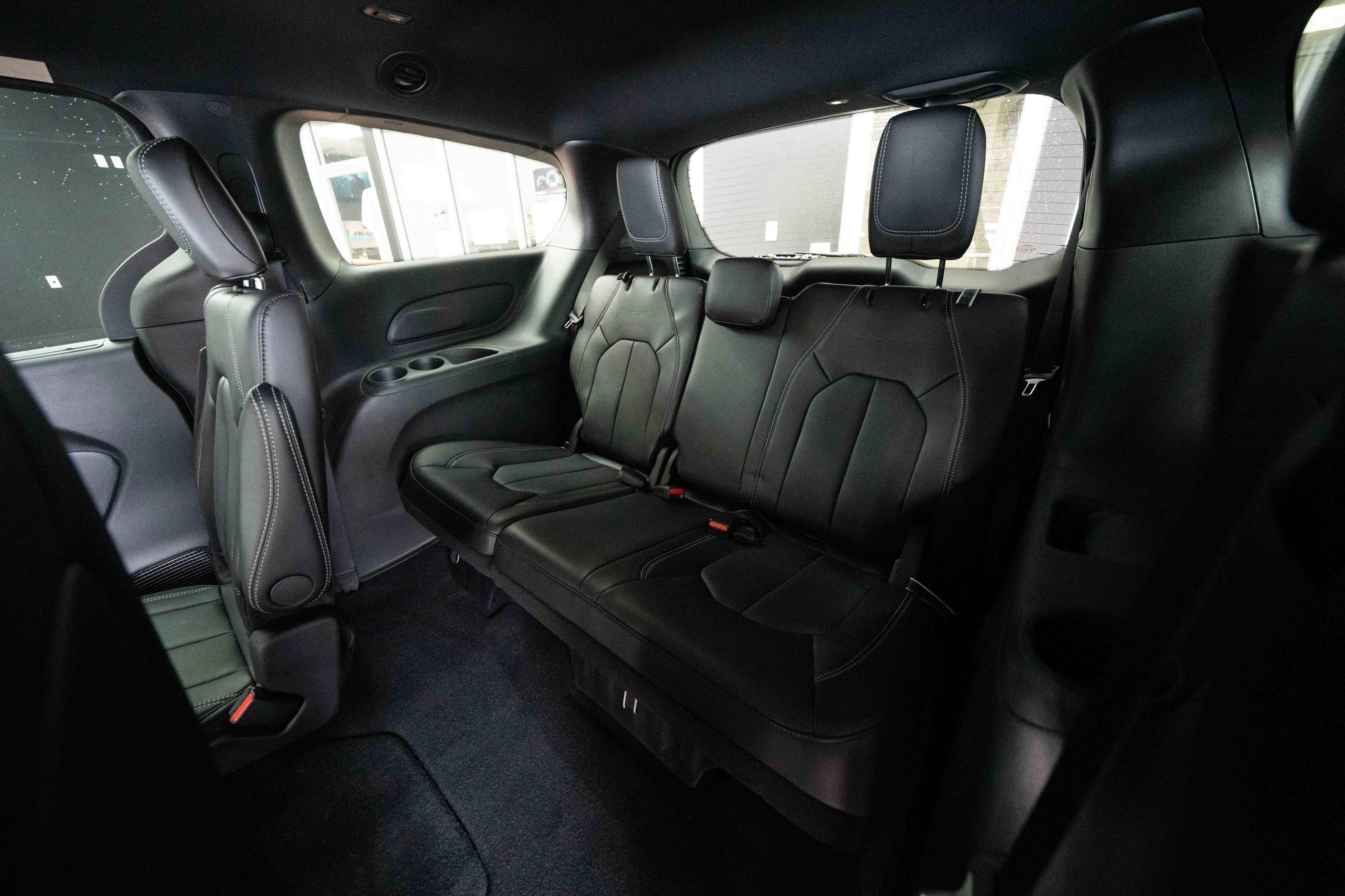 Used 2025 Chrysler Pacifica Select image 24