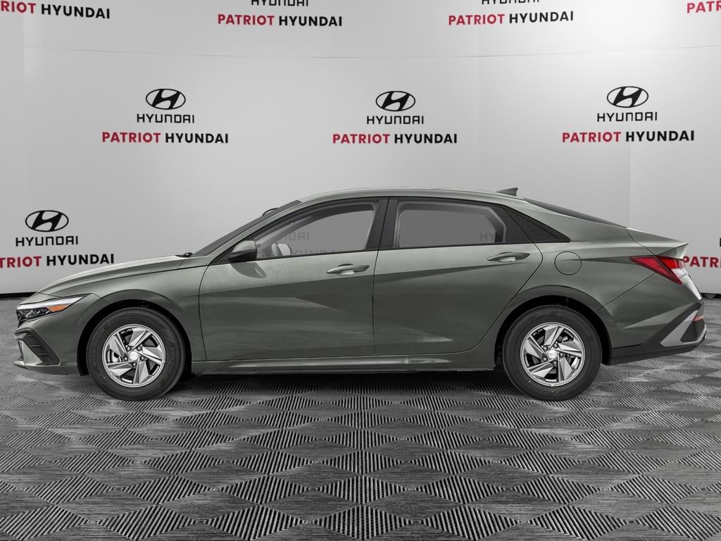New 2026 Hyundai Elantra SE FWD image 3