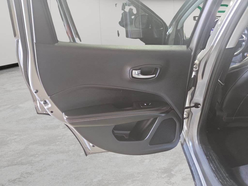 Used 2018 Jeep Compass Latitude w/ Cold Weather Group AWD/4WD image 43