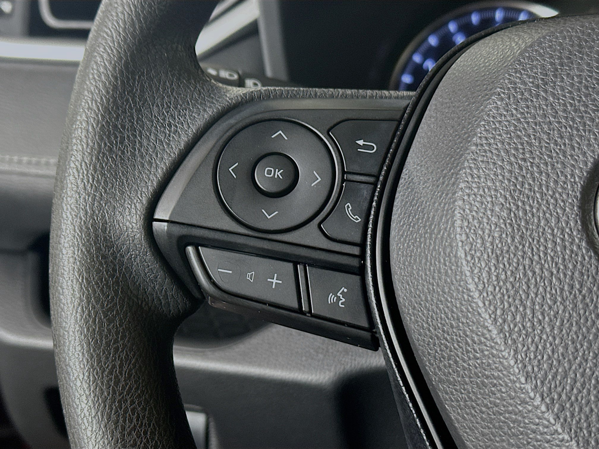 Used 2019 Toyota RAV4 LE FWD image 16