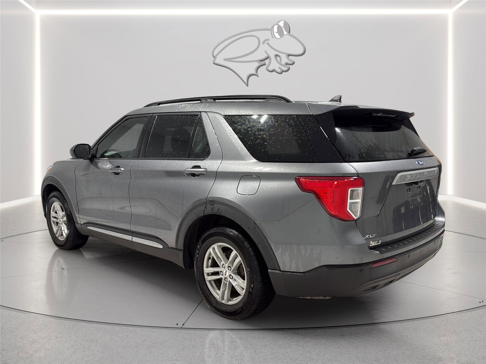 Used 2024 Ford Explorer XLT RWD image 3