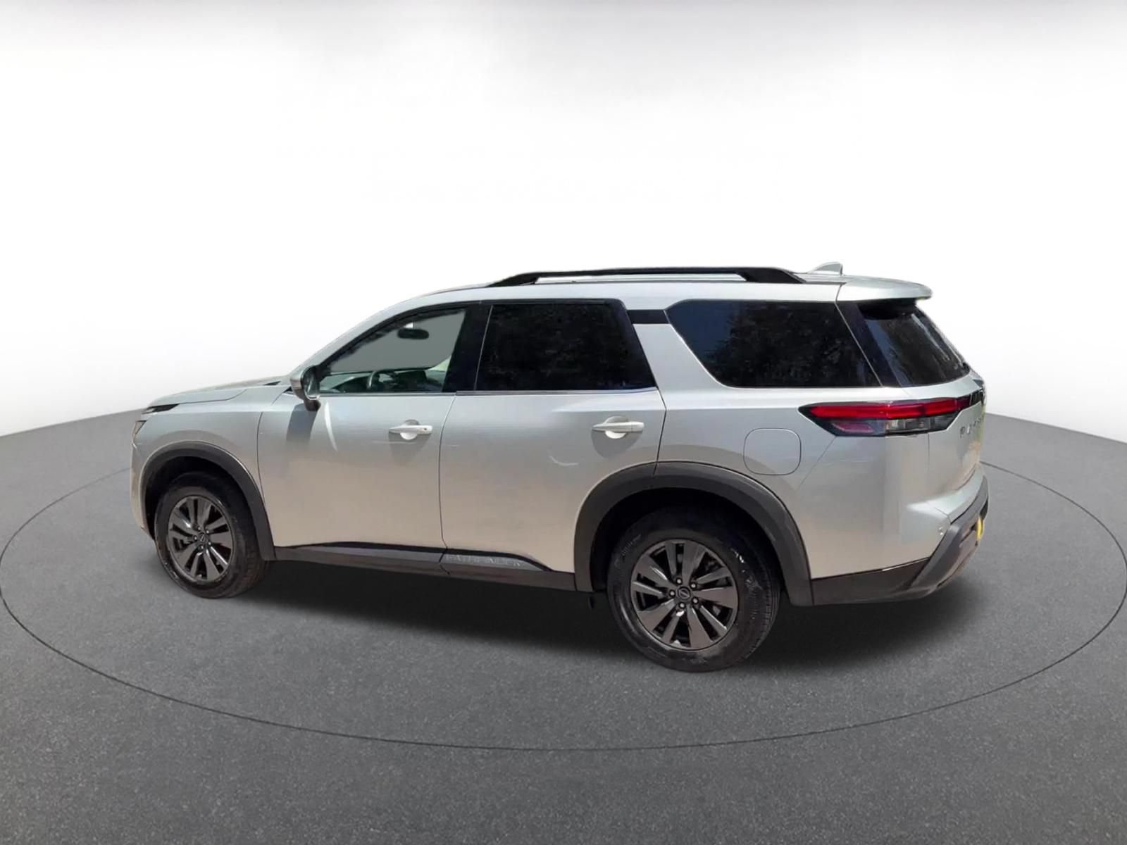 Used 2025 Nissan Pathfinder SV FWD image 10
