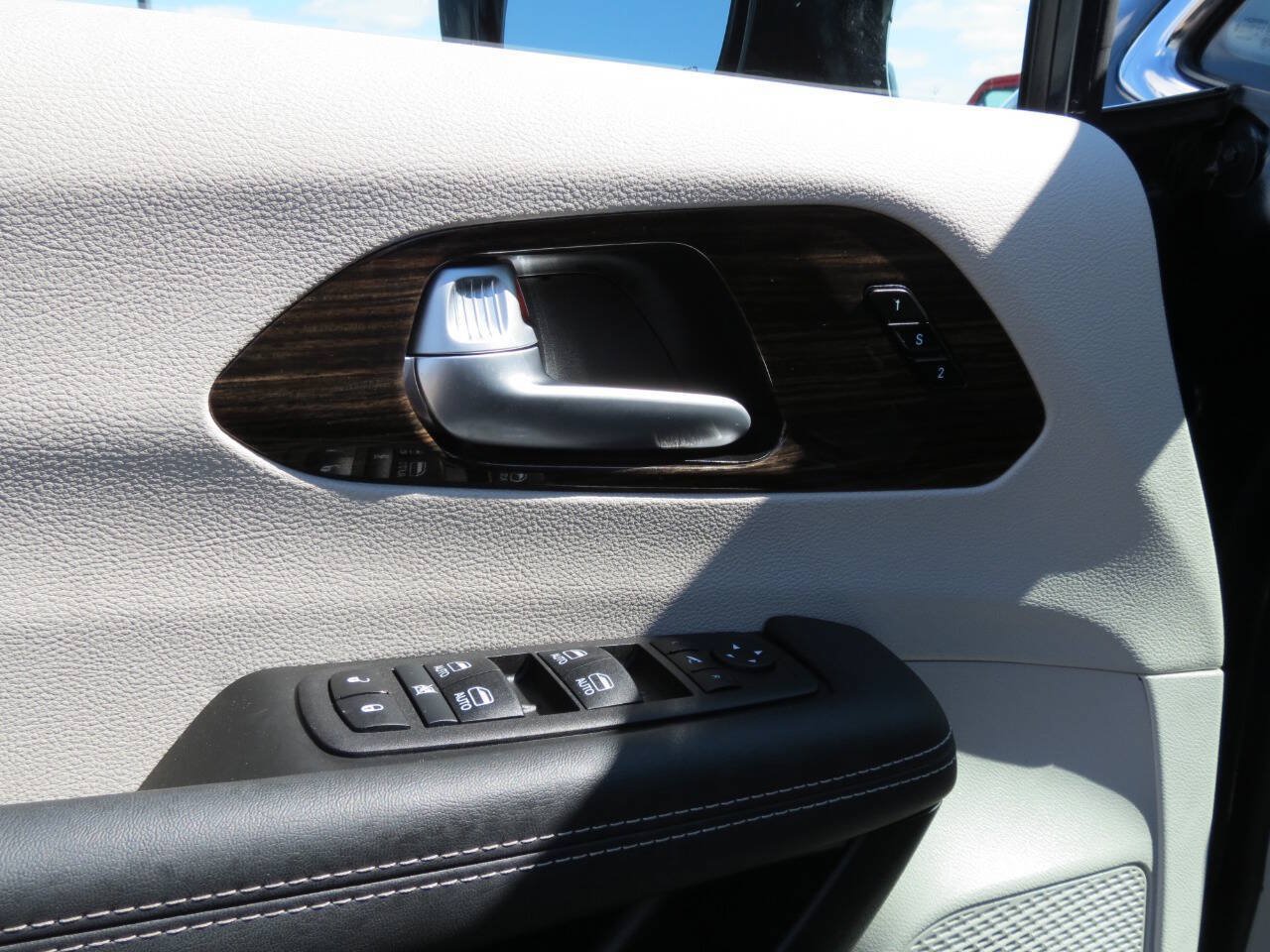 Used 2024 Chrysler Pacifica Limited w/ Trailer Tow Group FWD image 9