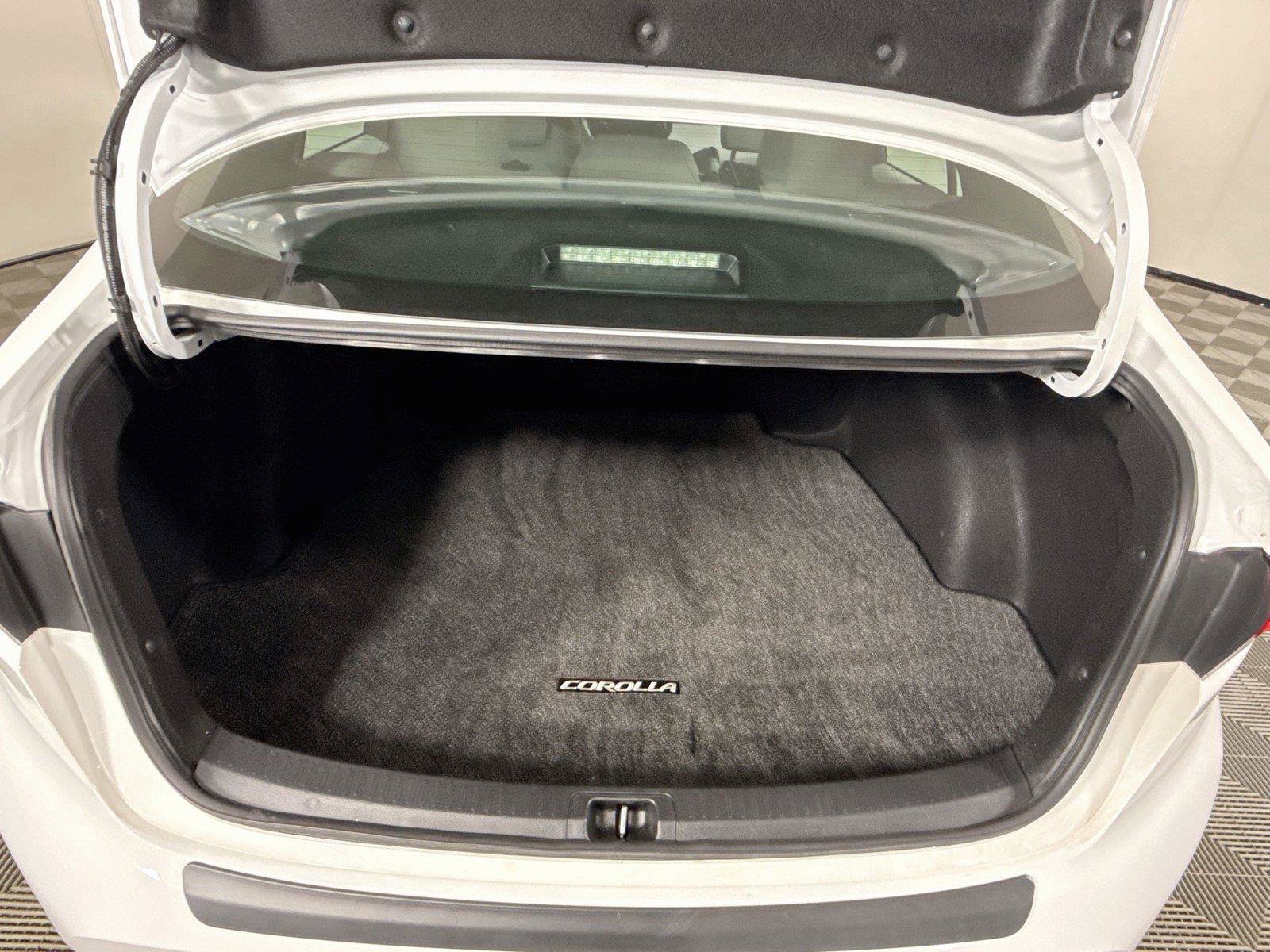 Used 2023 Toyota Corolla SE w/ Carpet Mat Package (TMS) FWD image 17