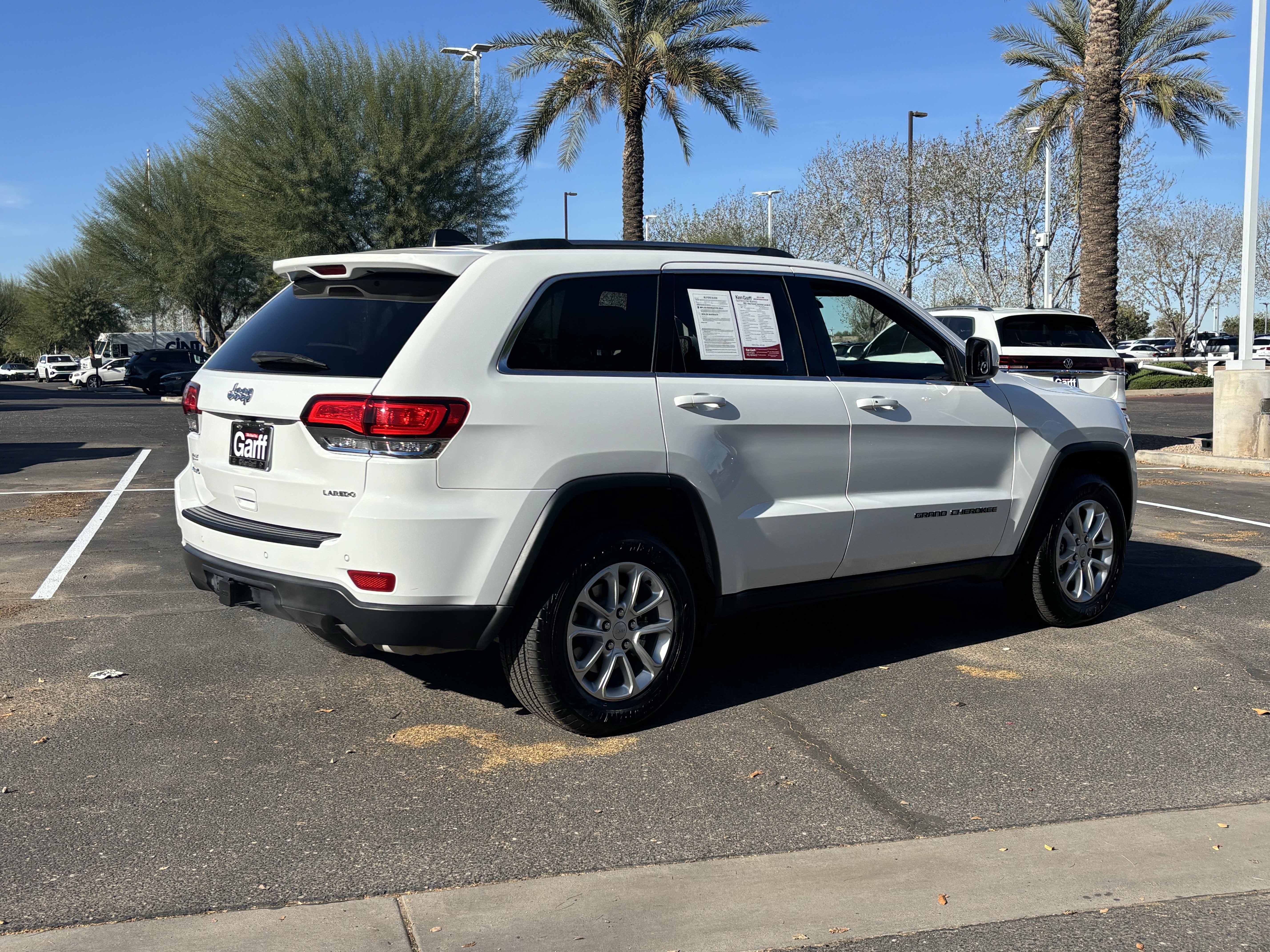 Used 2021 Jeep Grand Cherokee Laredo image 4