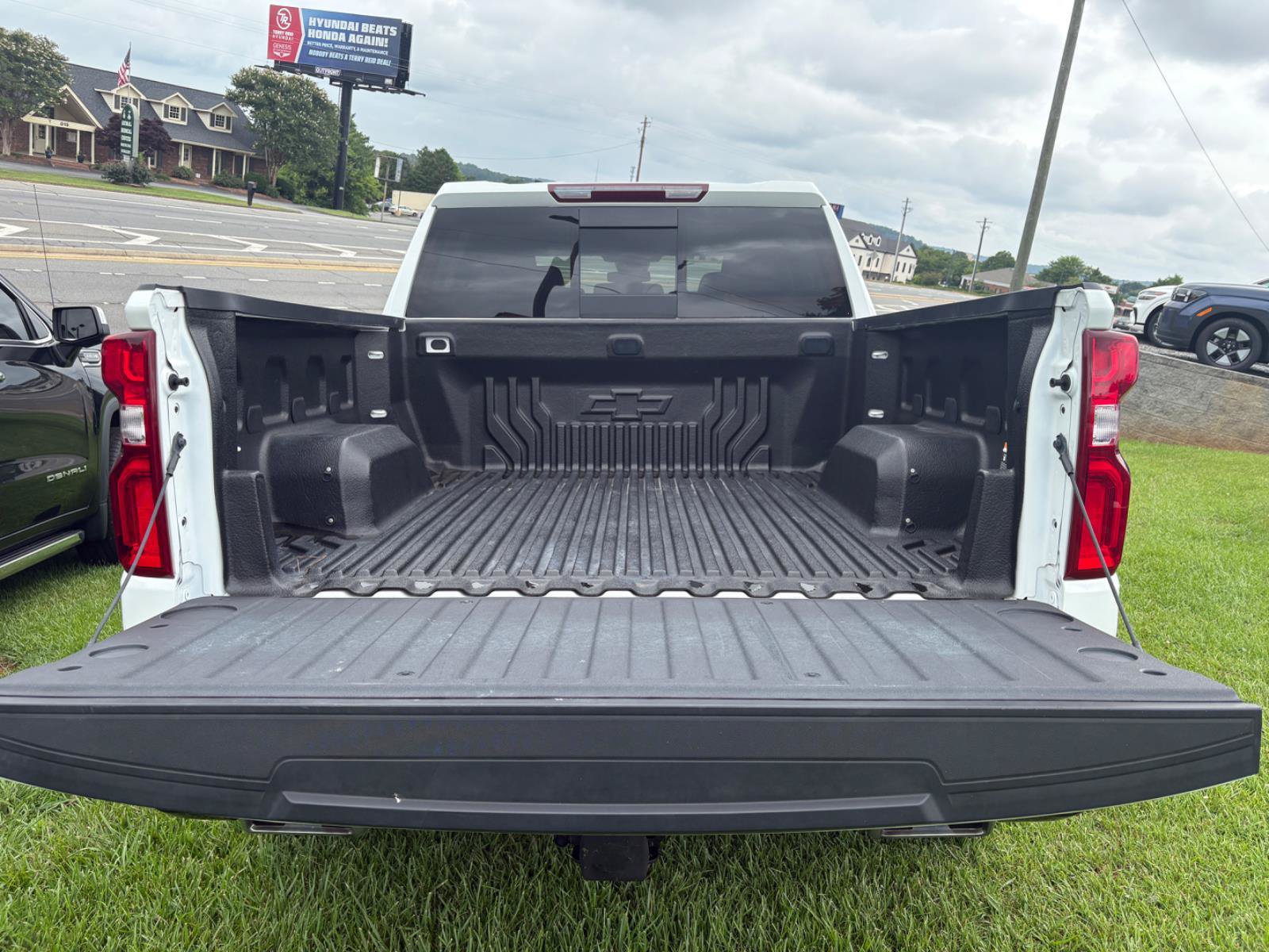Used 2024 Chevrolet Silverado 1500 LT Trail Boss w/ Convenience Package II AWD/4WD image 11