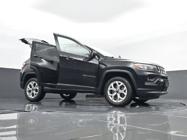 Used 2025 Jeep Compass Latitude AWD/4WD image 31