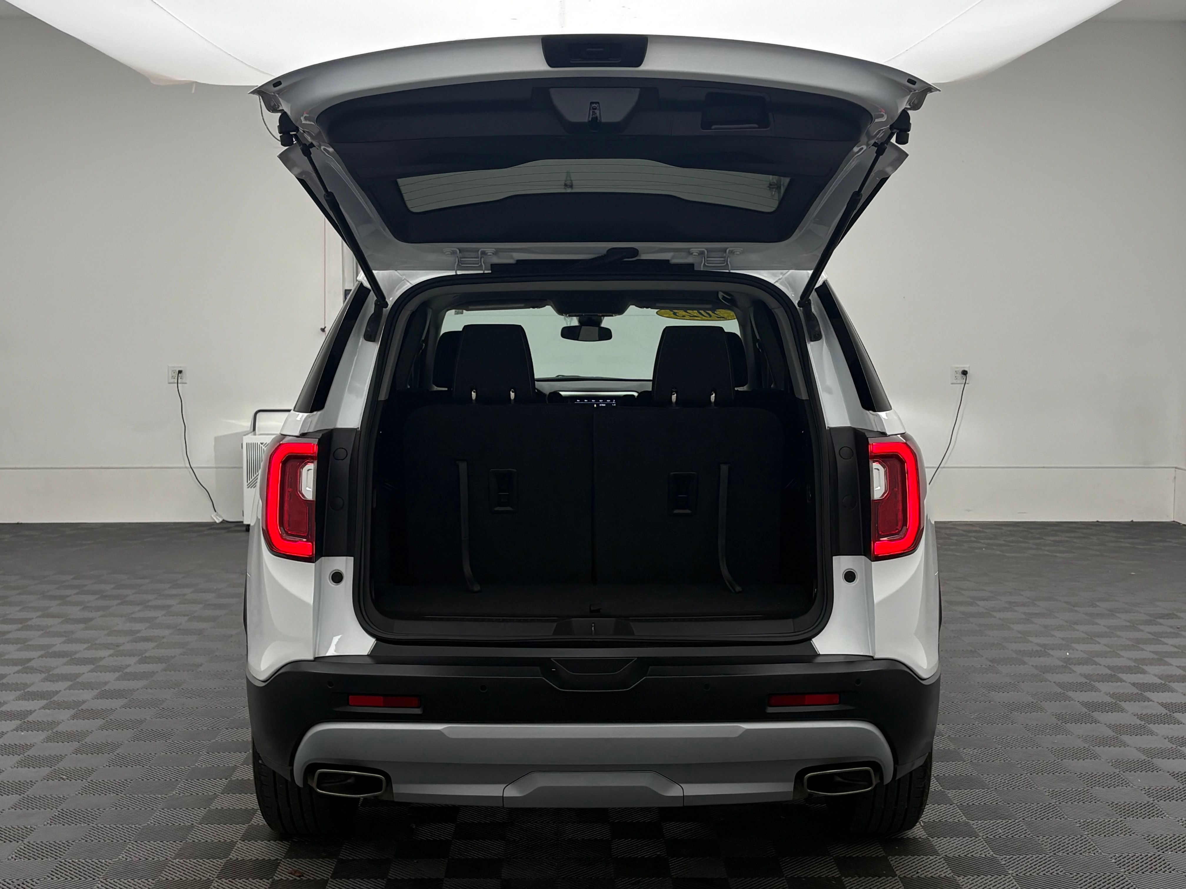 Used 2023 GMC Acadia SLE FWD image 7