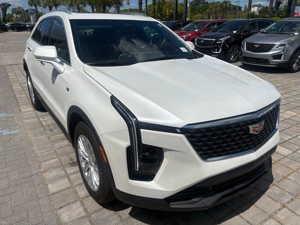 Certified 2024 Cadillac XT4 Luxury w/ Cold Weather Package FWD image 4