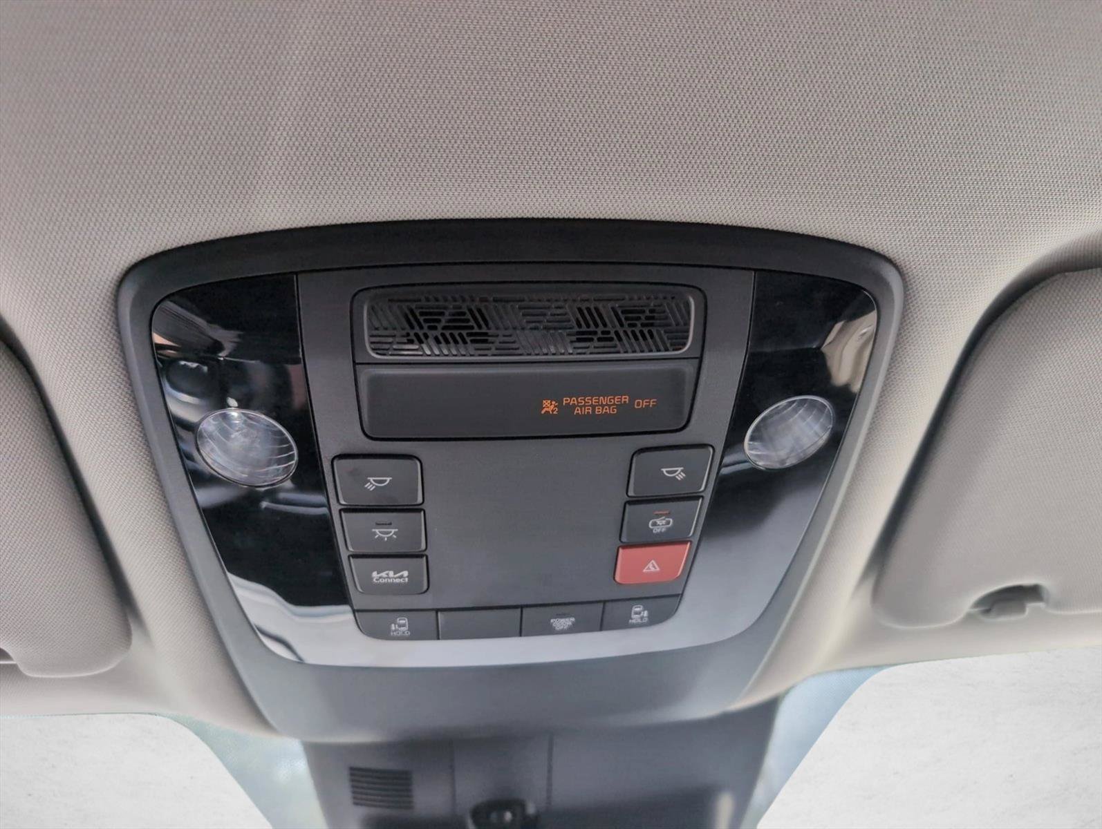 Used 2025 Kia Carnival FWD image 18