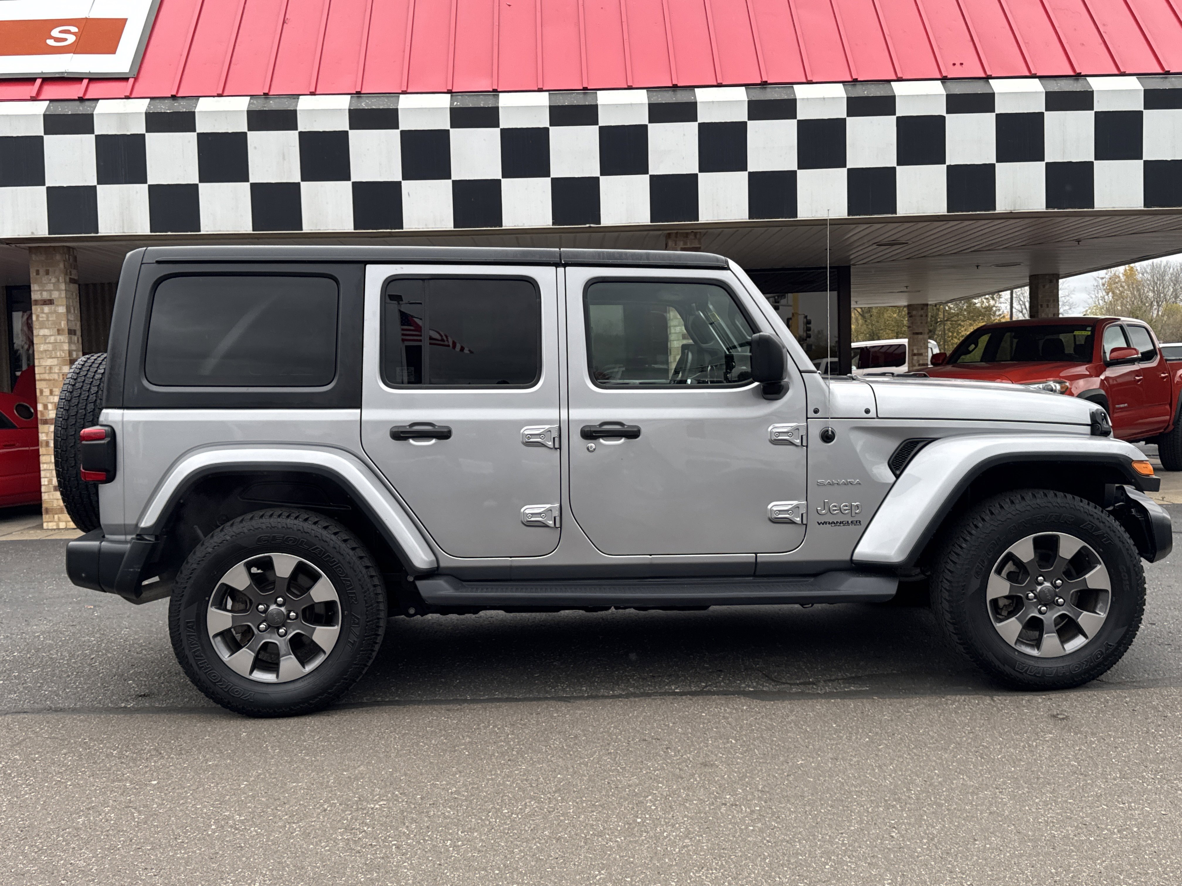 Used 2018 Jeep Wrangler Unlimited Sahara image 8