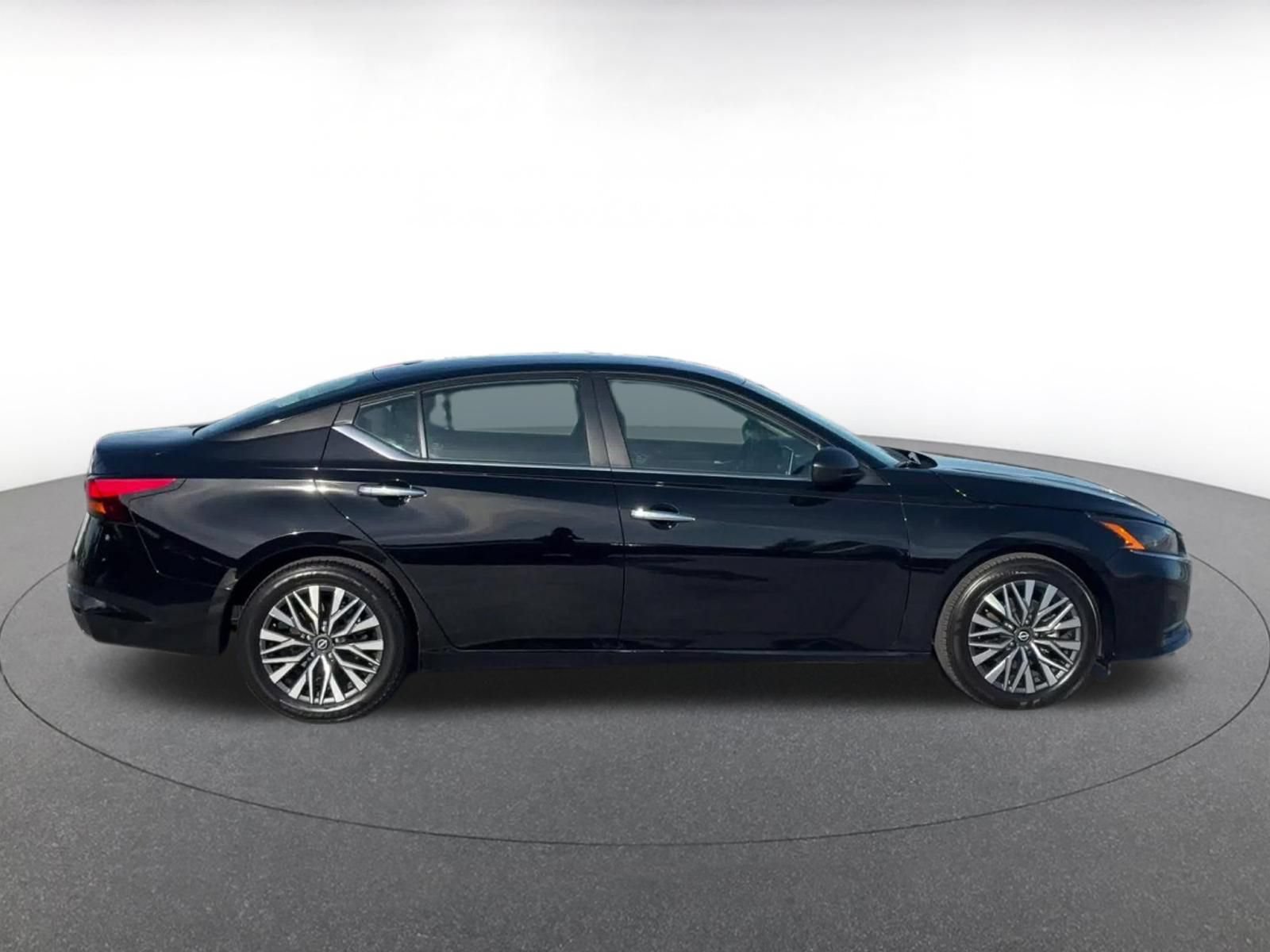 Used 2025 Nissan Altima 2.5 SV FWD image 15