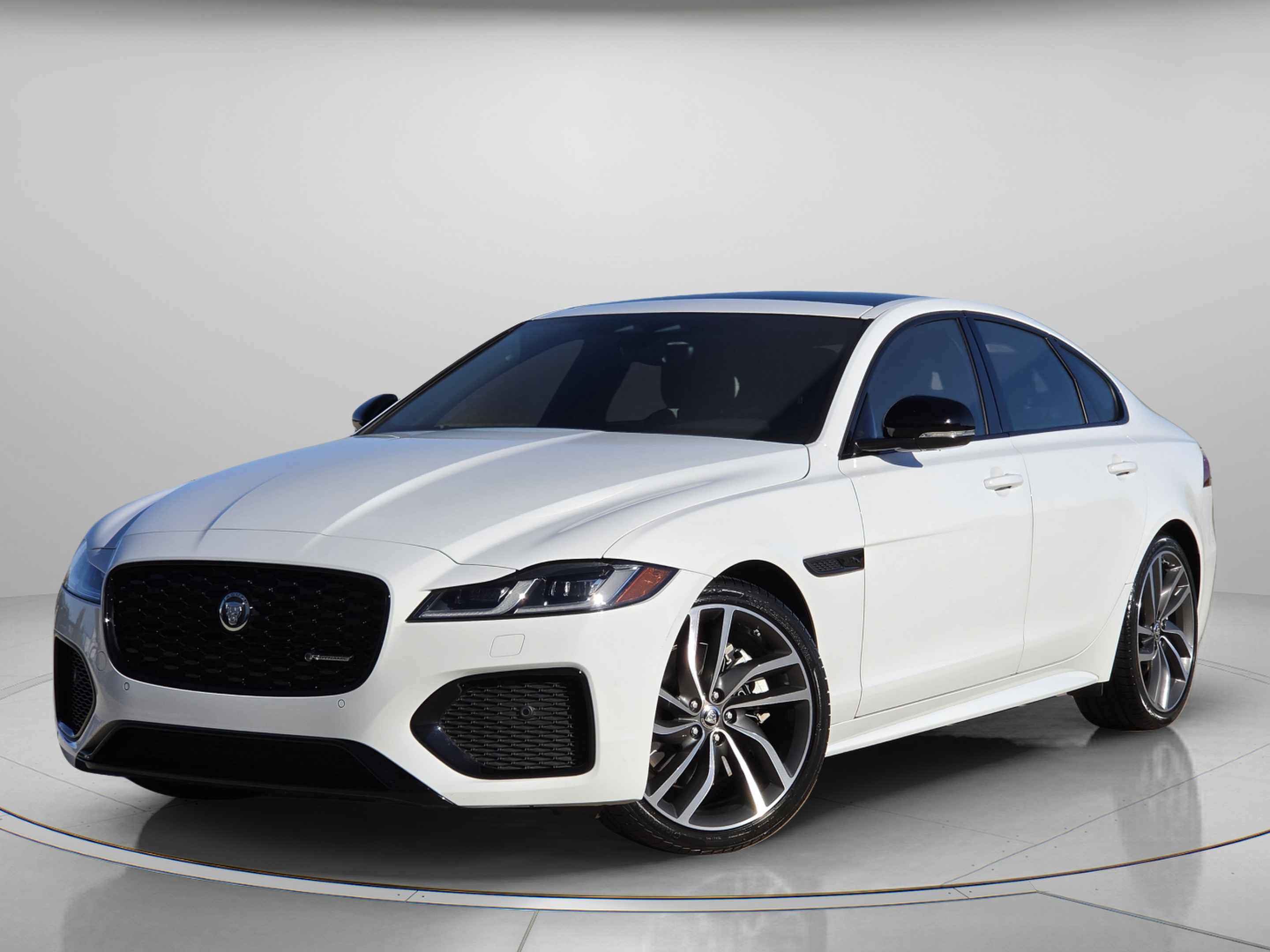 Certified 2024 Jaguar XF R-Dynamic SE AWD/4WD image 1