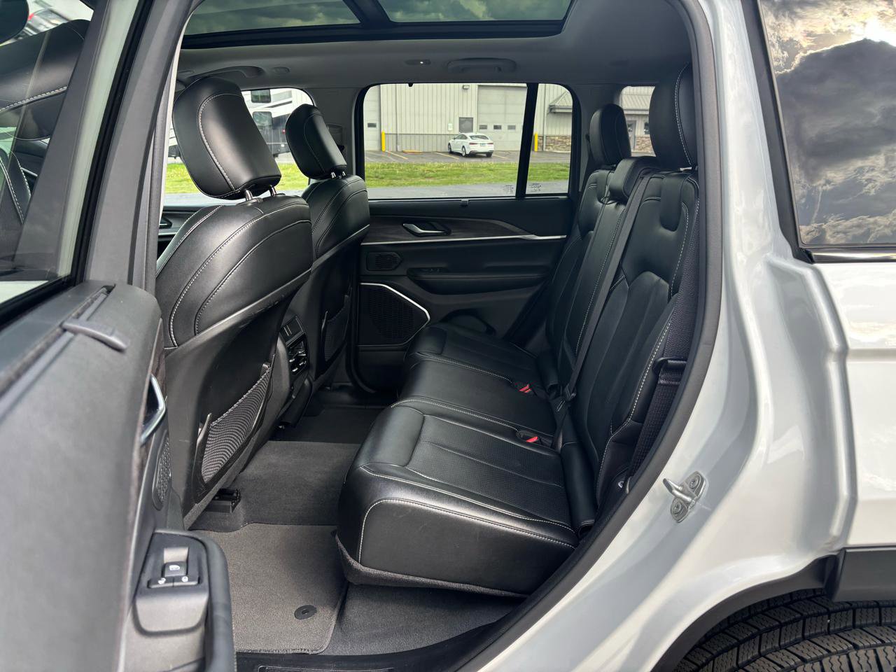 Used 2023 Jeep Grand Cherokee Limited w/ Luxury Tech Group II AWD/4WD image 10