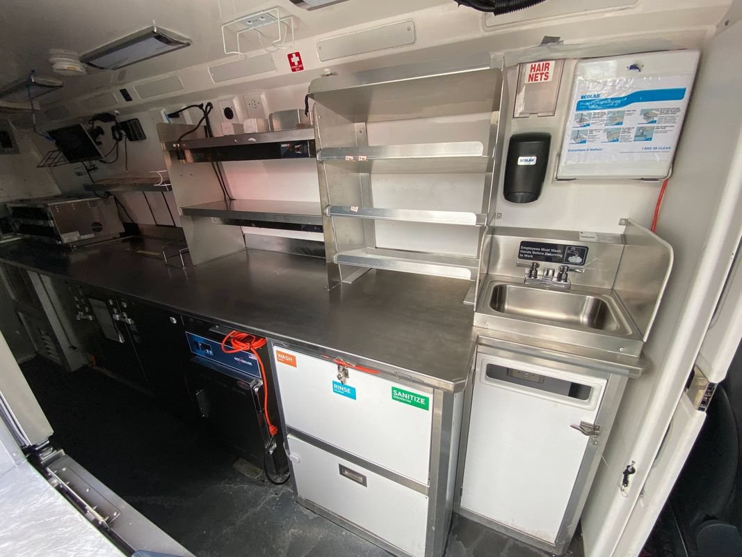 Used 2022 Mercedes-Benz Sprinter 4500 w/ Parking Package image 7