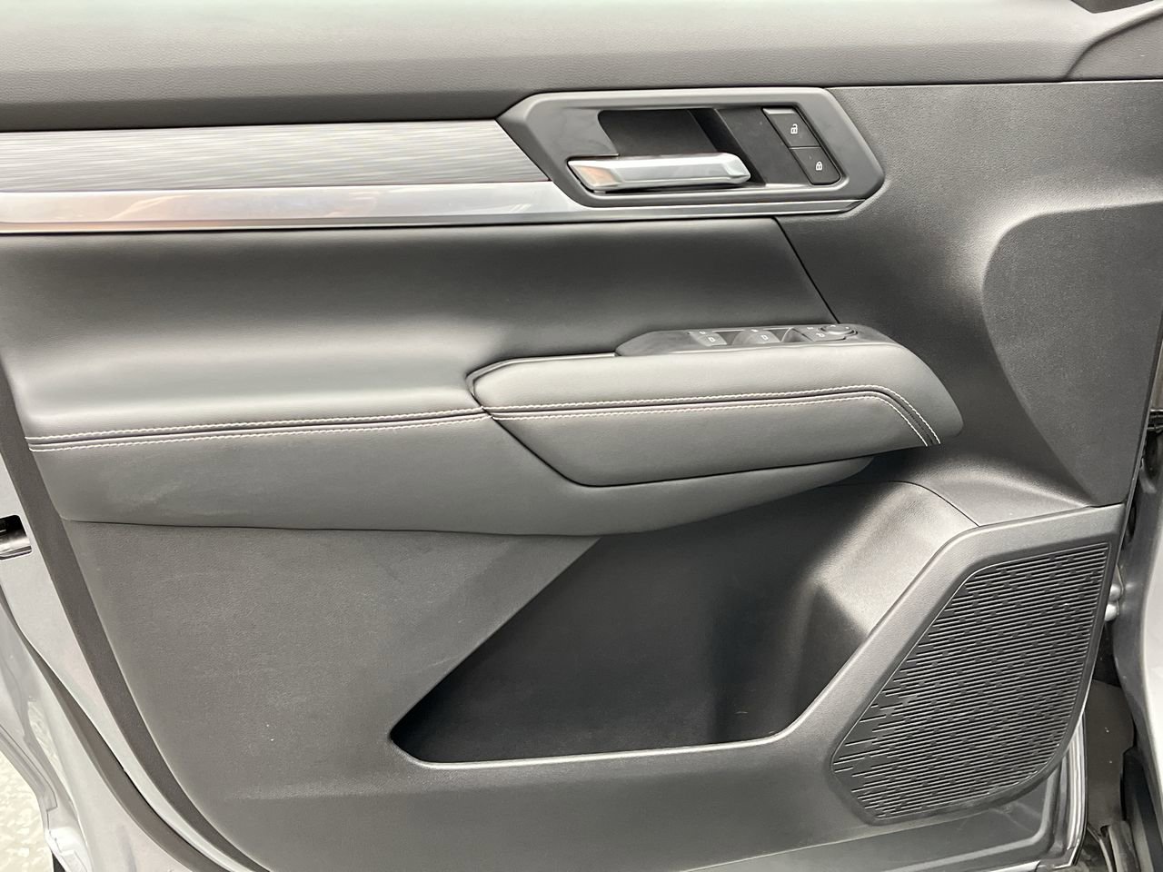 Certified 2025 GMC Terrain Elevation w/ Black Edition AWD/4WD image 7