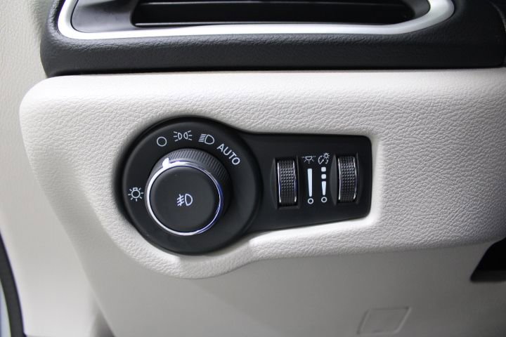 Used 2024 Chrysler Pacifica Touring-L image 41